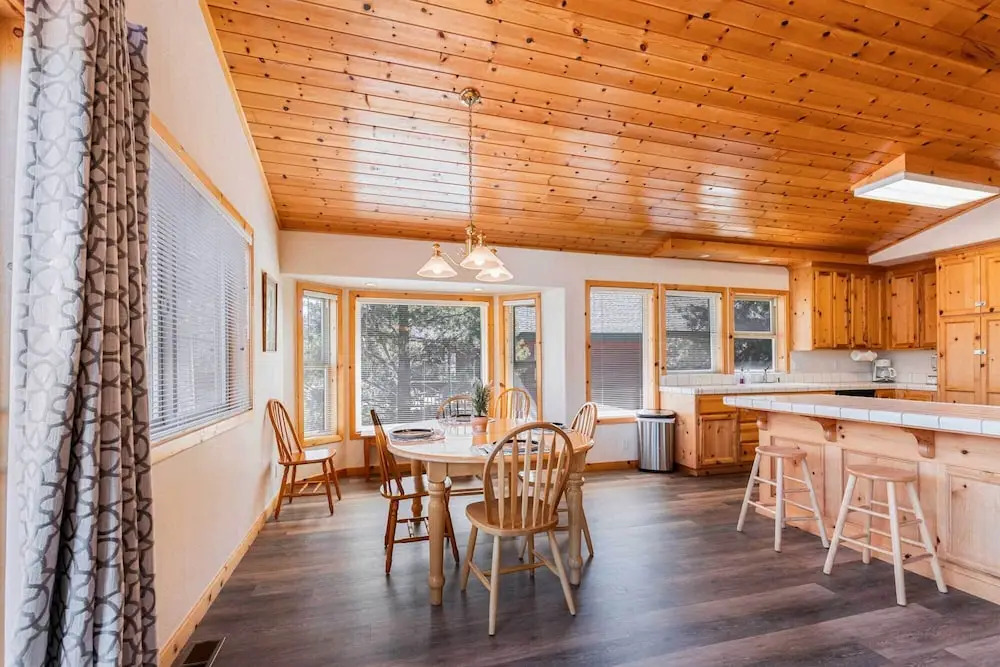< 8 Mi to Donner Lake: Home w/ Deck + Balcony!