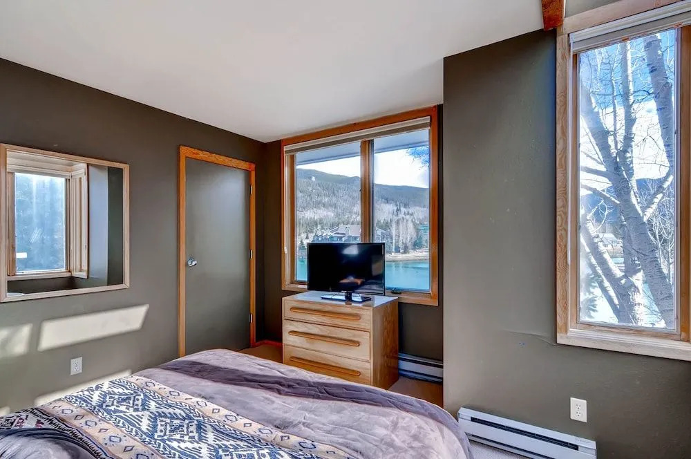 3bdr Condo-master Fireplace, Upgraded Kitchen, Kids Ski Free 3 Bedroom Condo by RedAwning