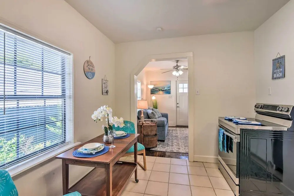 Blue Dolphin' Cottage: Walk to Galveston Seawall!