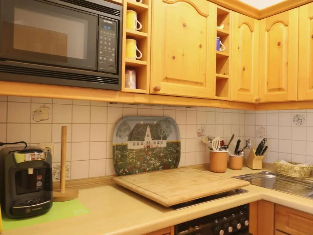Freundliches 2-Zimmer-Appartement mit Kieferneinrichtung und einem Balkon.