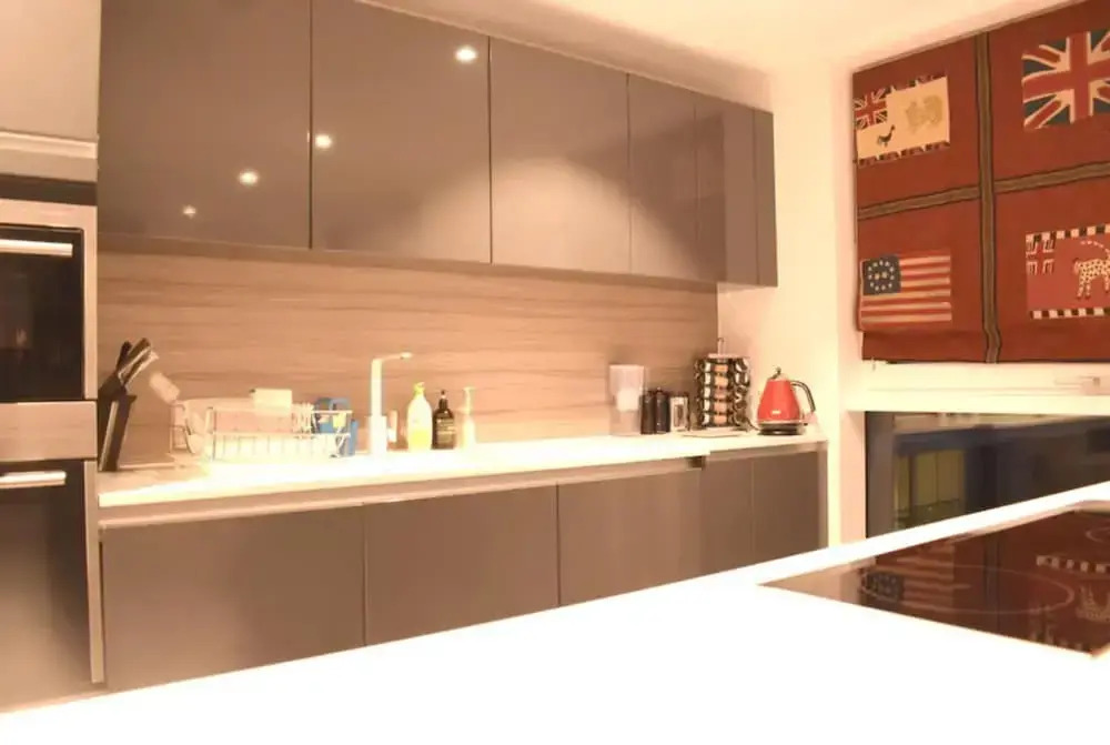 Modern 3 Bedroom Top Floor Apartment
