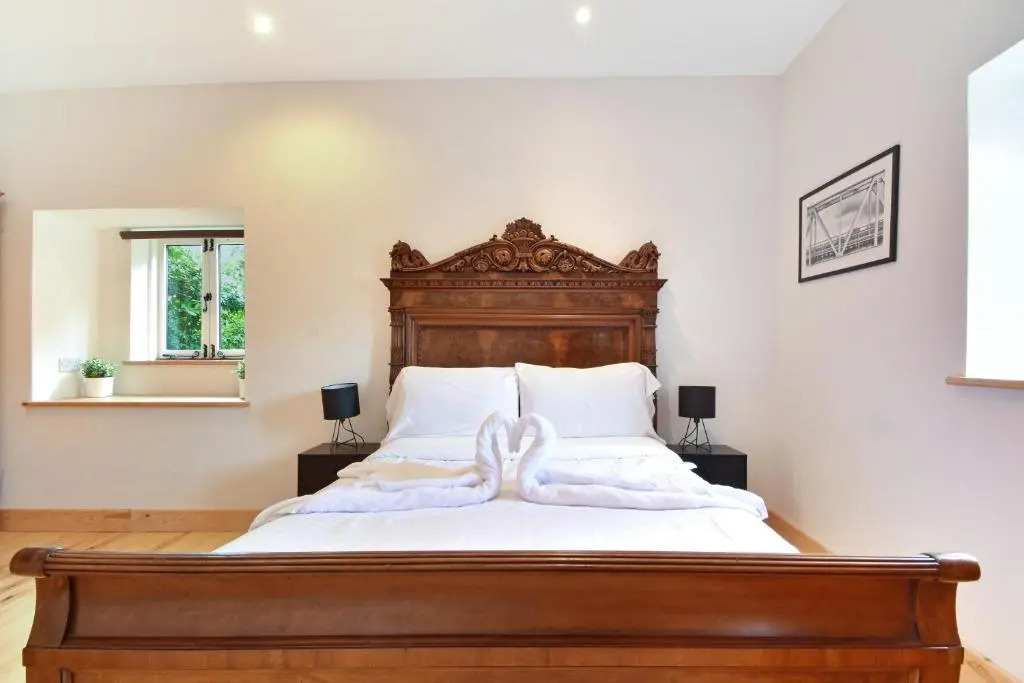 5 Bed Barn Conversion - with private hot tub