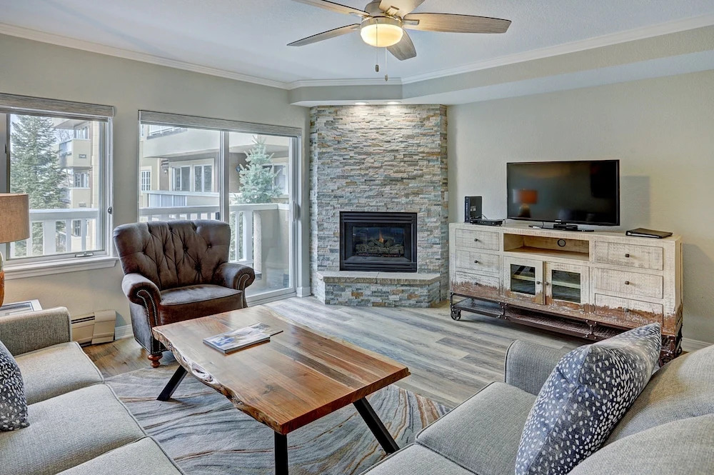 Modern 2br + Den At St James- Sleeps 10! 2 Bedroom Condo