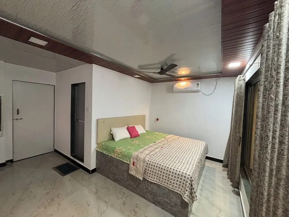 Sea Royal rooms and cafe
