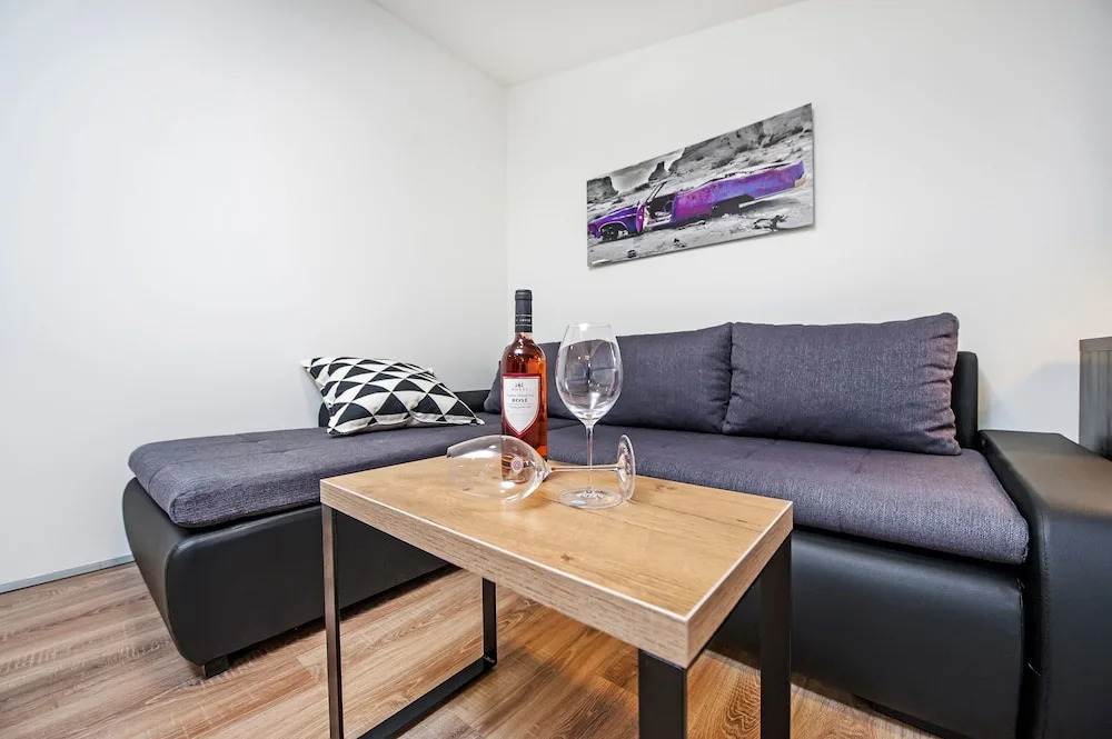 Lakovich Sea view Apartment by Irundo