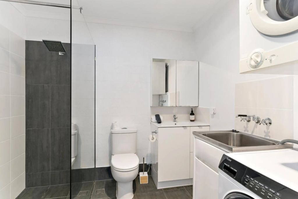 Stylish Townhouse, private courtyard walk to beach