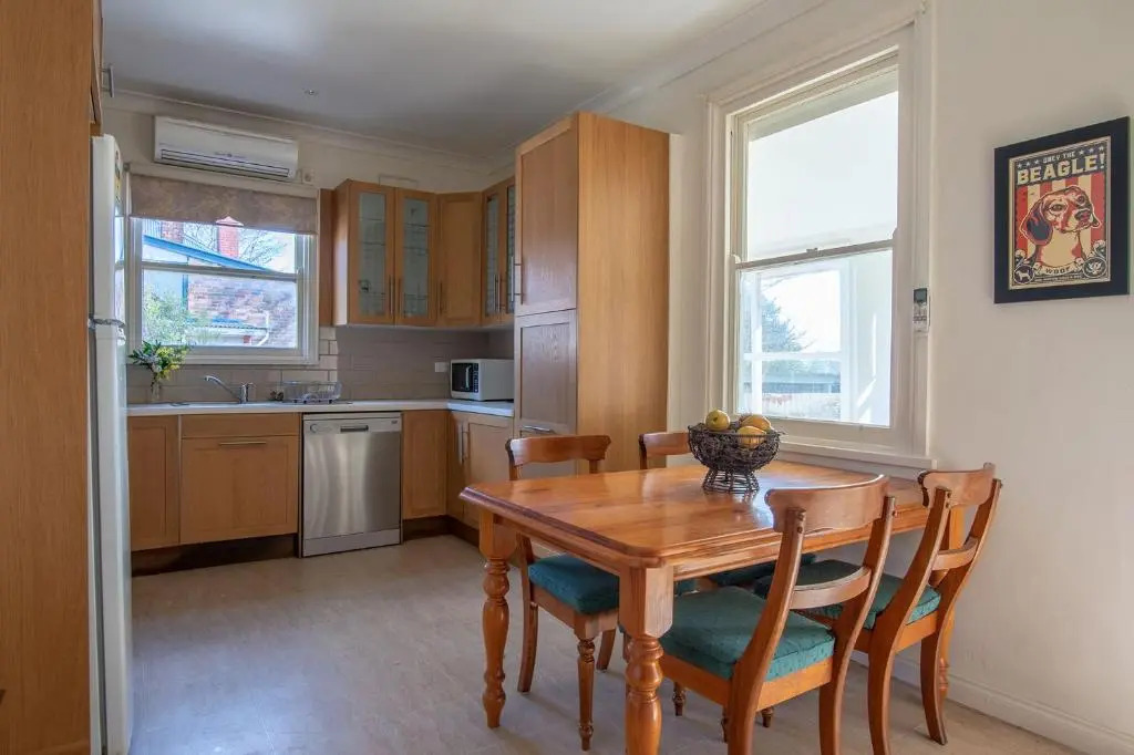 Dawns Sleeps 4 in 2 queens with 2 ensuites wifi in town.