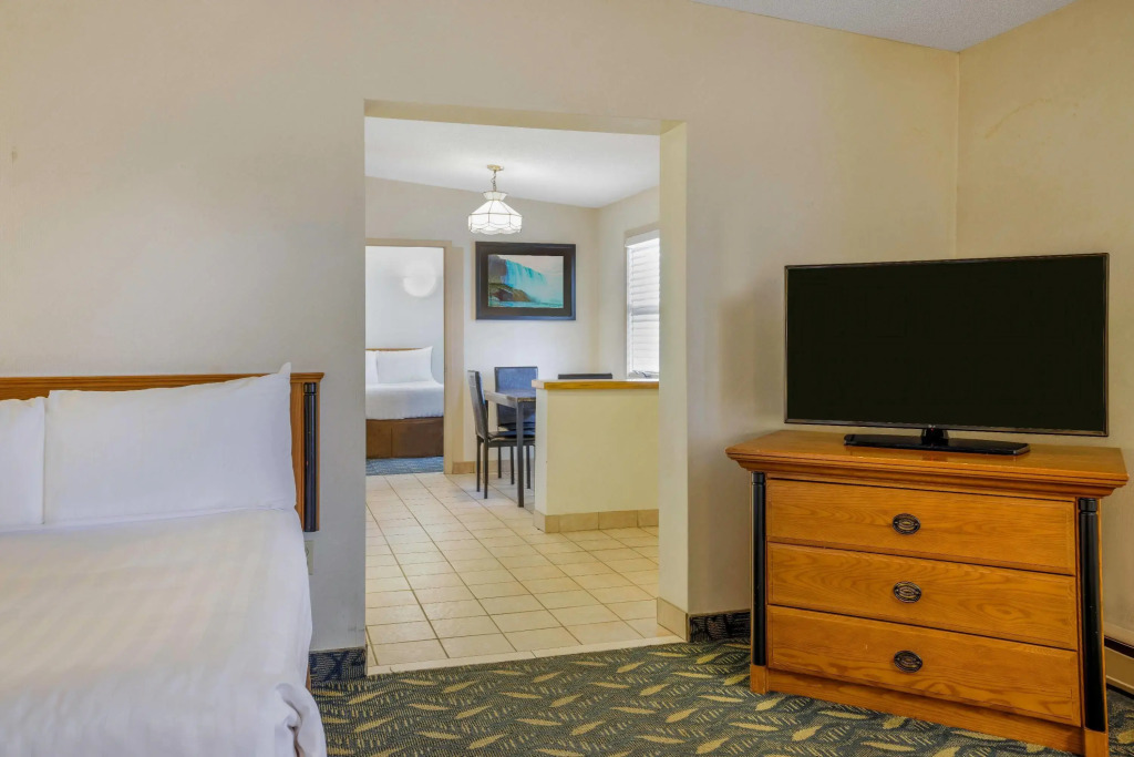 Travelodge by Wyndham Niagara Falls At the Falls