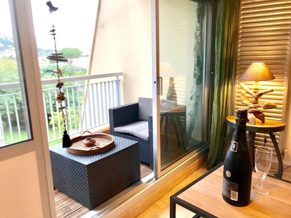 Studio in Mandelieu-la-napoule, With Wonderful Mountain View, Pool Access, Enclosed Garden - 1 km From the Beach