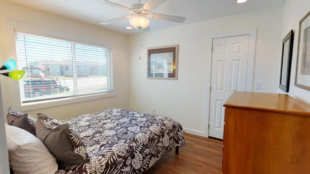 AH-F120 Newly Remodeled Bottom Floor Condo, Shared PoolHot Tub, Near Marina & Ferry