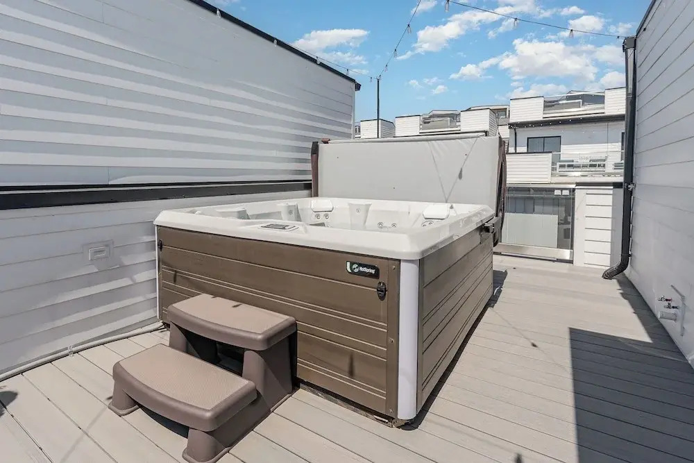 Groovy -rooftop Patio w/ Hot Tub -mins to Broadway