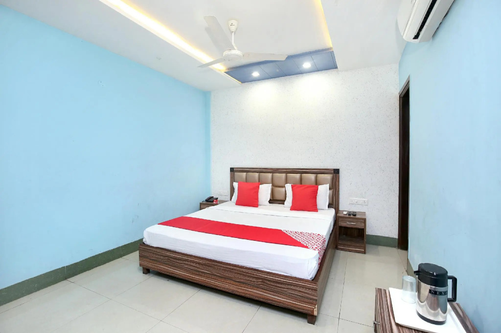 OYO 15030 Hotel ESS PEE Grand