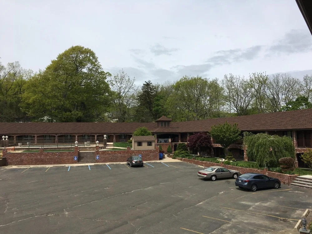 Chalet Inn & Suites