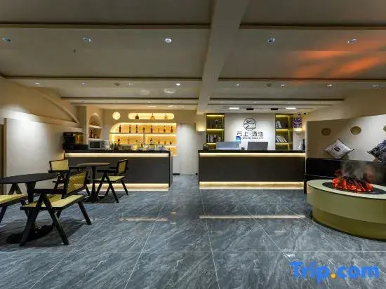 Yun Shang Tangchi Guesthouse (Hua Garden Circle Hui Dolphin Square Wuli Chong Subway Station Store)