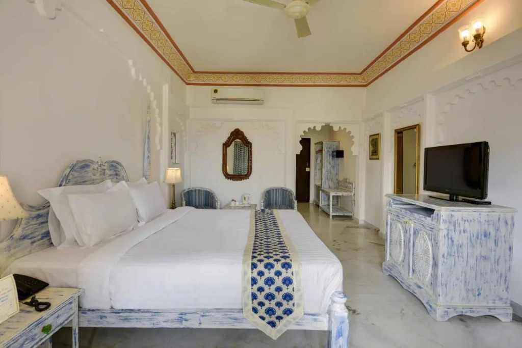 Swaroop Vilas - Lake Facing Boutique Hotel