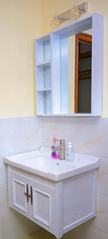 Private room(ensuite) in a 2 bedroom apt with gym.