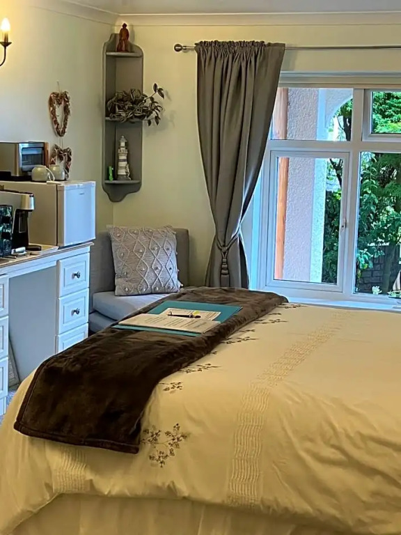 Luxury 3 bedded room with sea views and parking