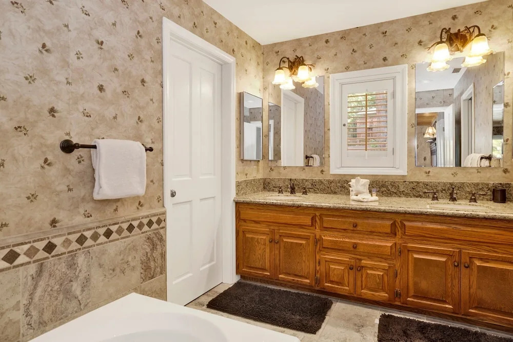 Cove Lakefront Chalet #2098