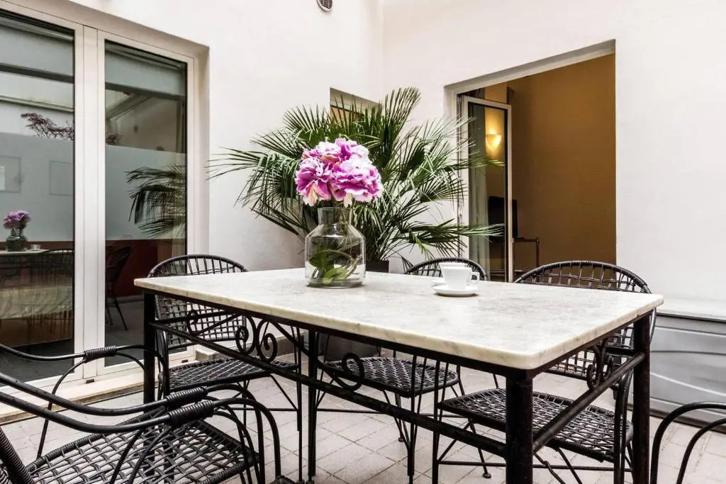 ALTIDO Charming Apt for 3 with Adorable Internal Garden