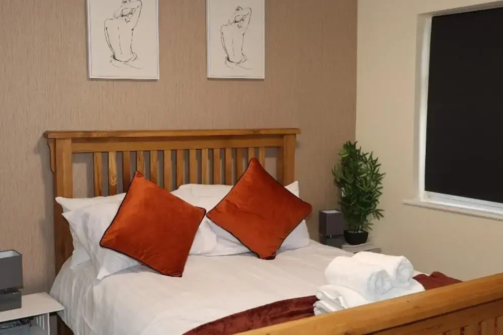 Nottingham 5-br, Sleeps 11 w/ Garden & Parking