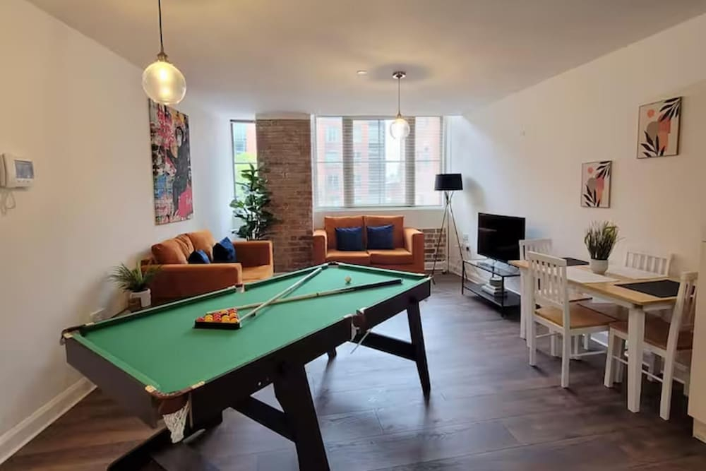 Stylish 2 Bedroom City Apartment - Free Parking