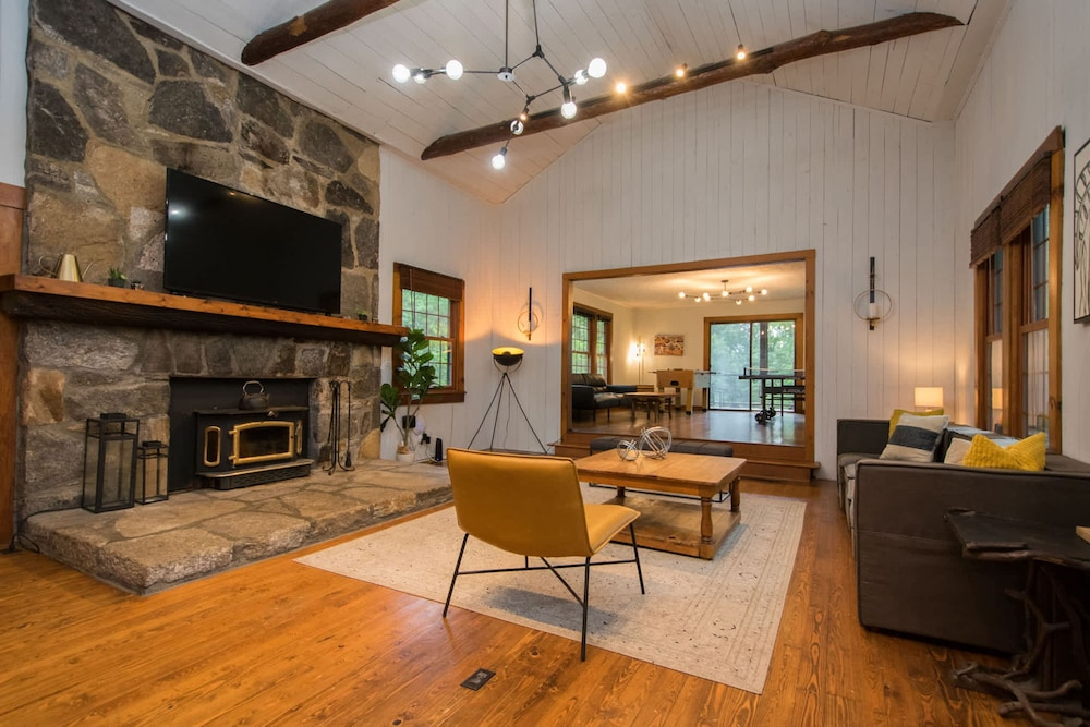 Spacious 4BR w Fireplace Ping Pong Free Tix
