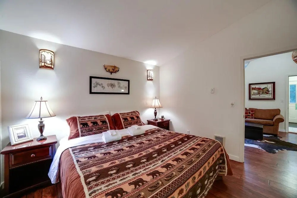 16GS - Hot Tub - BBQ - Pets Ok - Sleeps 2