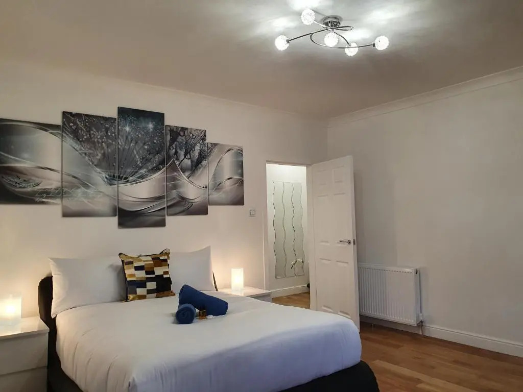 Glasgow Comfortable and Modern 3 Bedroom Mid Terraced Villa