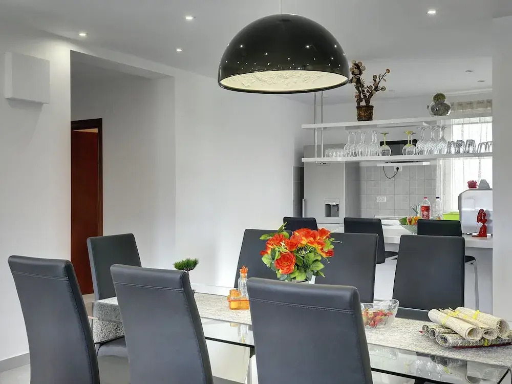 Villa in Bratulici With Pool Near Beach
