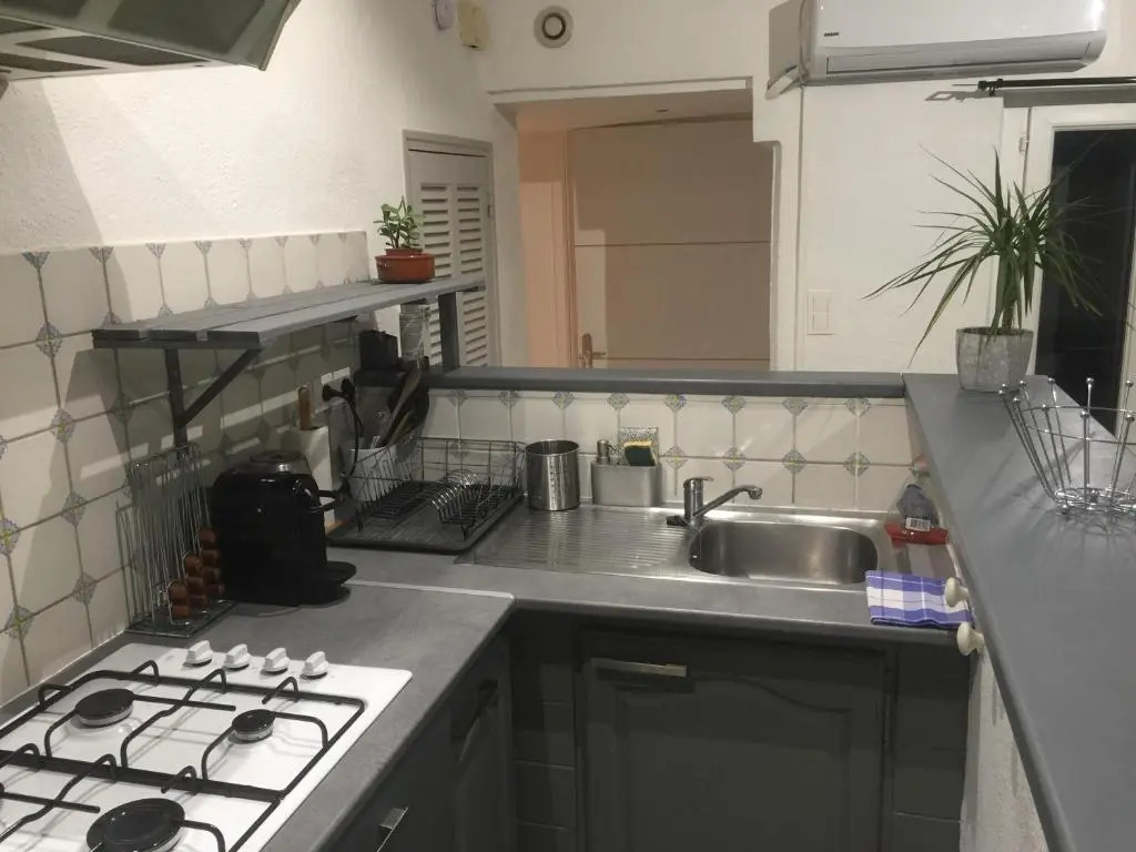 APPARTEMENT T2 avec TERRASSE ds maison de village pres d avignon