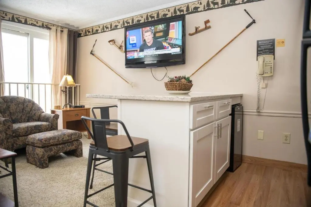 Stroll to Slopes, Village Area, Ski in-out MtLodge 322