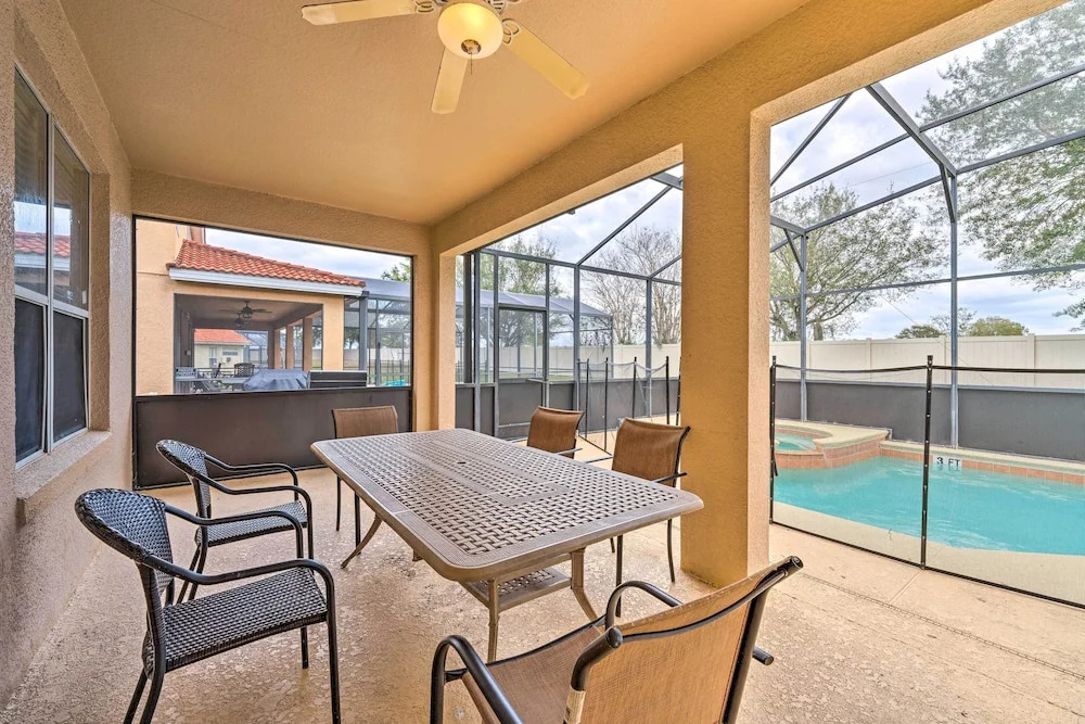 Spacious Family Home w/ Spa in Davenport