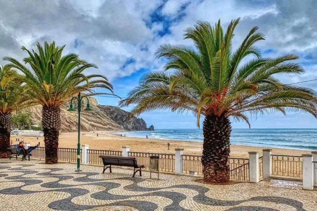 Lovely 2 bedroom apartment including pool, stunning ocean views & beach closeby