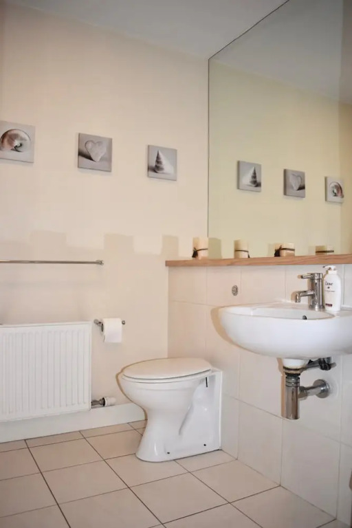 Modern 2 Bedroom Apartment Near the City Centre