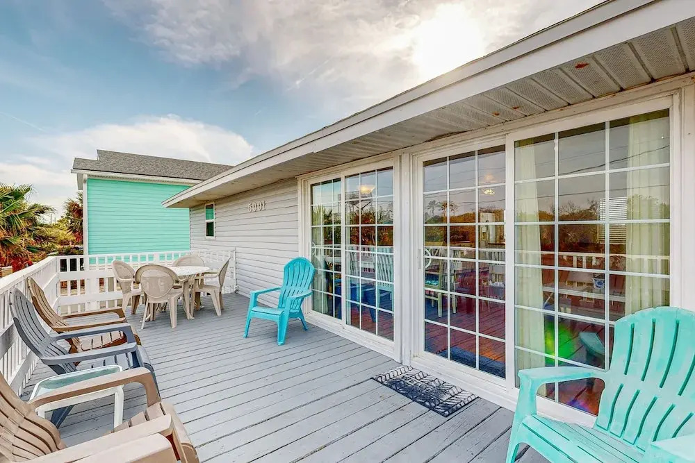 Serene 2-level Home With Wifi & Deck - Walk to Beach, 1 dog Welcome