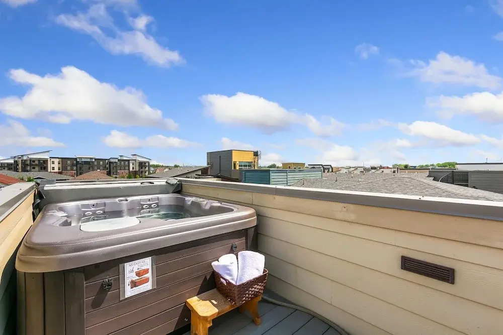 The Cycle Haus - Rooftop Deck With Hot Tub & Views