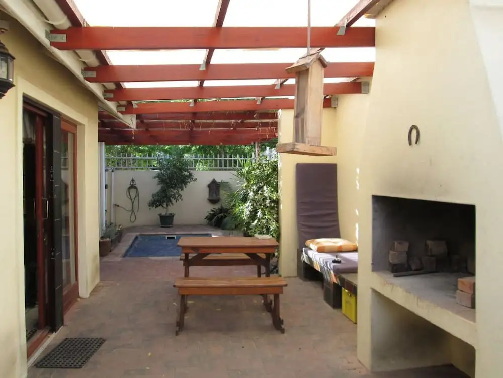 Tolbos Backpackers