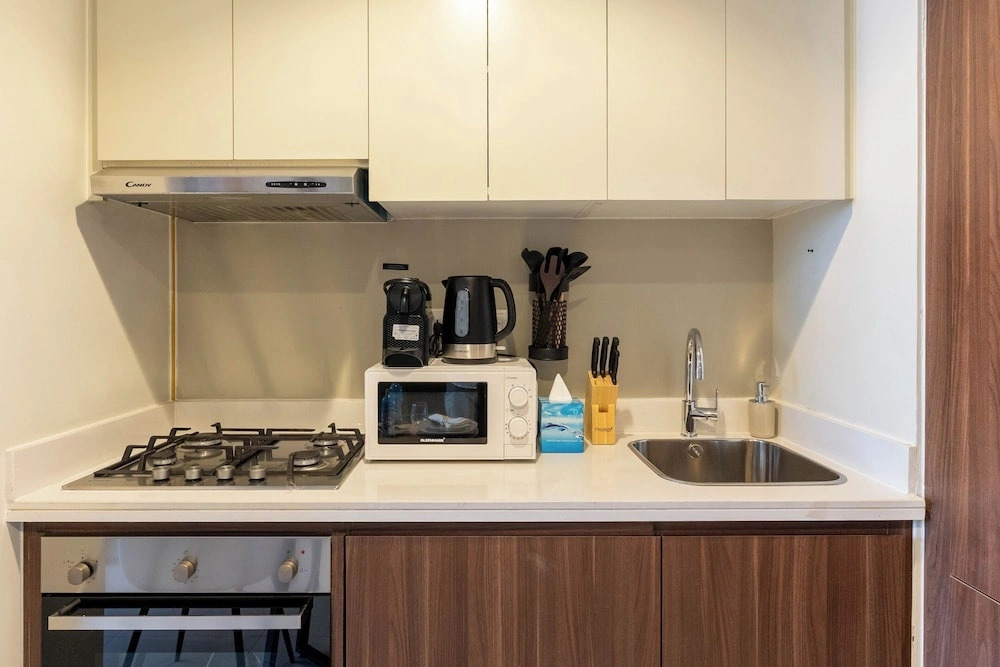 High-Floor Luxury 1BR - Business Bay