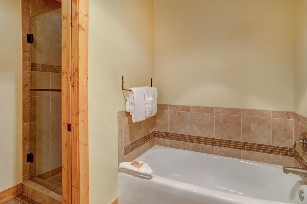 Mountain Thunder 202 2 Bedroom Townhouse by Redawning
