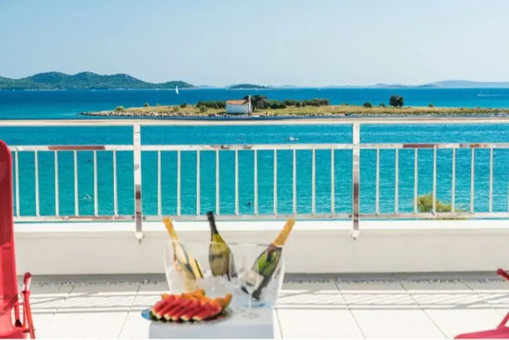 Apartment Right on the Janice Beach in Pakostane
