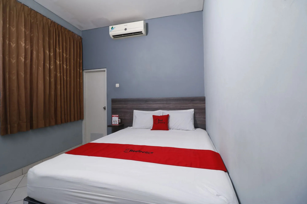 RedDoorz Plus near RS Harapan Kita