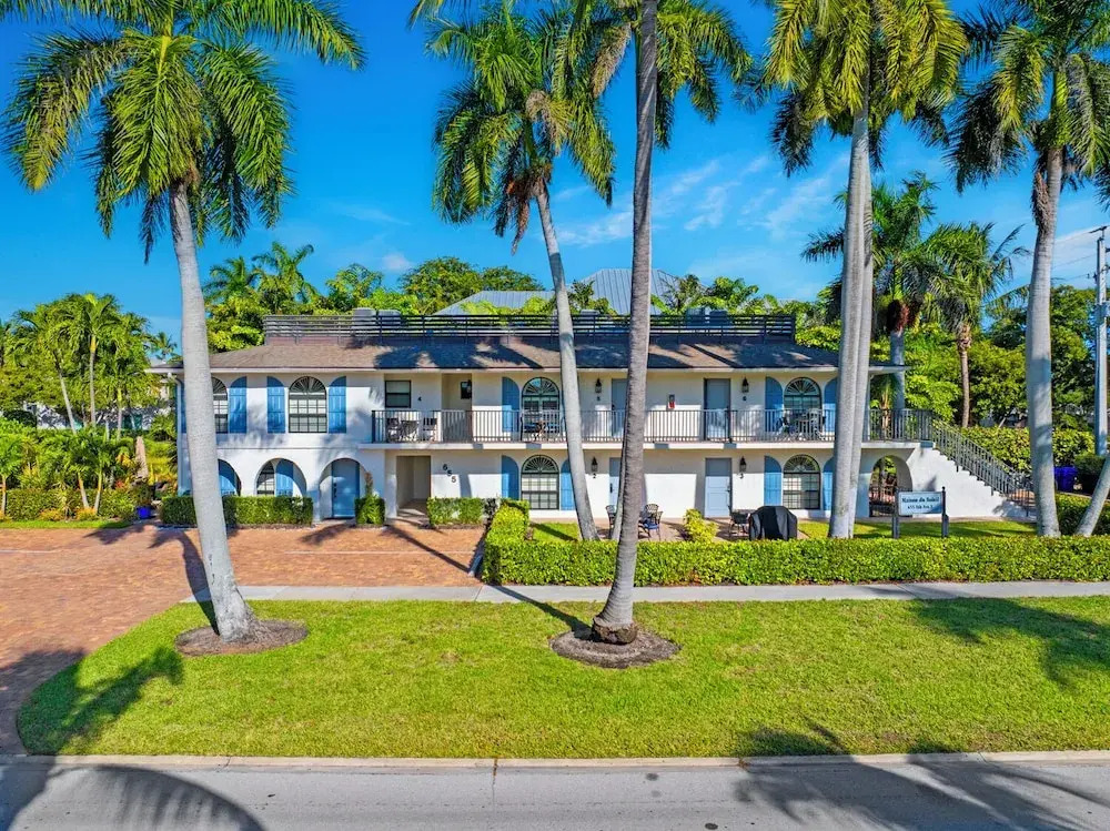 Le Monaco - Romantic 1 BR Condo Steps from 5th Ave S. Chic Coastal Retreat with King Bed and Beach Access. Perfect Location for Couples Near Dining, Shopping, and Naples Beach