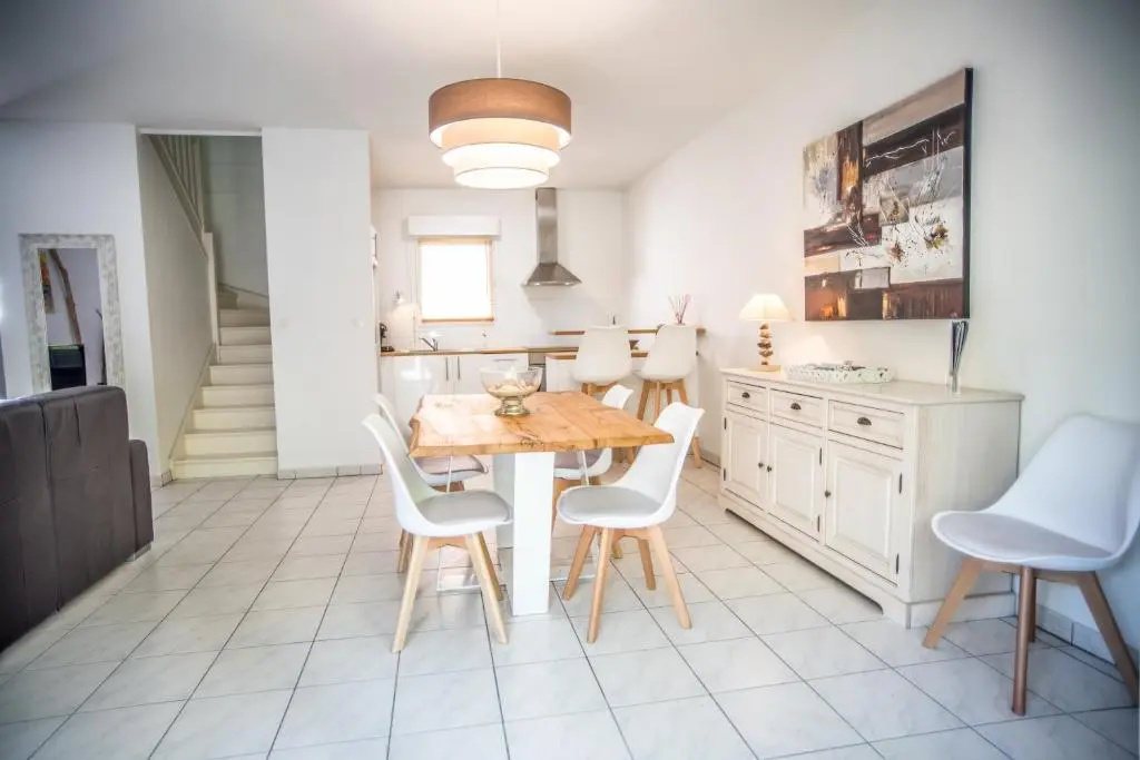 Appartement 90 m2 avec parking terrasse balcons, proche du port et plages