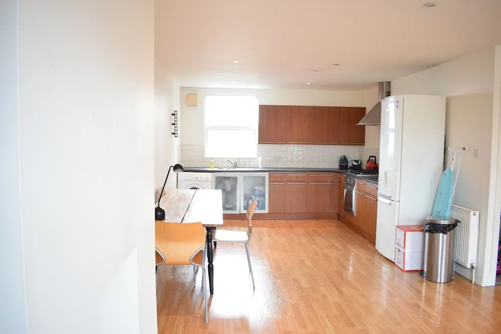 Sunny & Spacious 2 Bed Flat in North West London