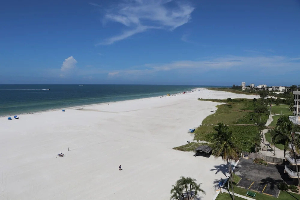 Jamaica Royale - 801 - 2 Br Condo