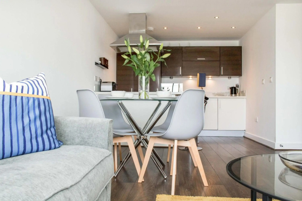 Contractor Apartment & Private Parking & Central Stevenage by Comfy Workers