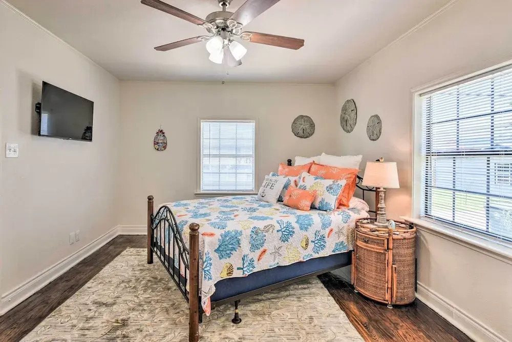 Blue Dolphin' Cottage: Walk to Galveston Seawall!