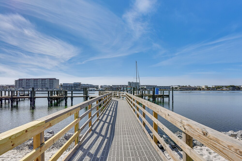 Walkable Dtwn Fort Walton Beach Condo w/ Balcony