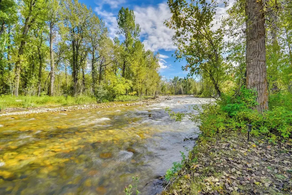 Rock Creek Retreat: Creekside Cabin Near Red Lodge