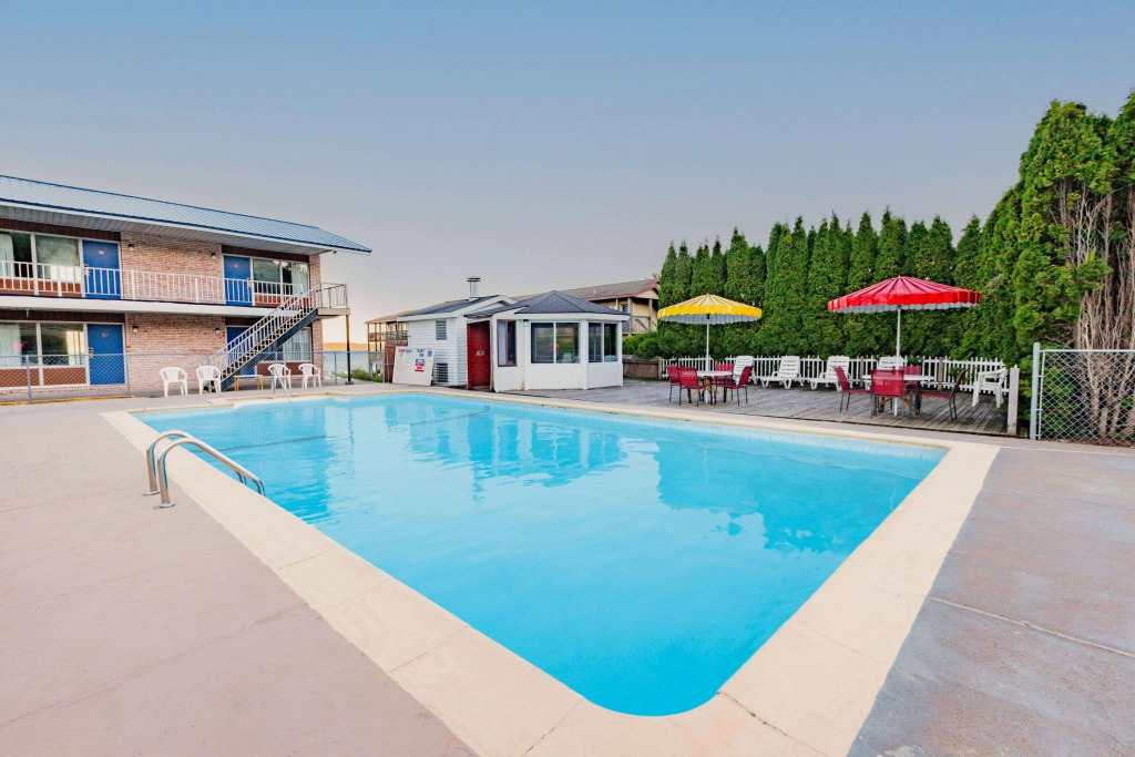 Days Inn & Suites by Wyndham St. Ignace Lakefront